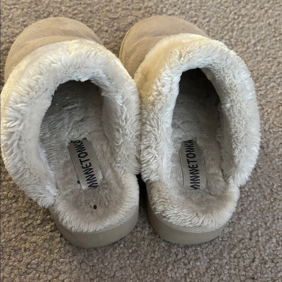 Minnetonka Slippers size 6 - Picture 7 of 7